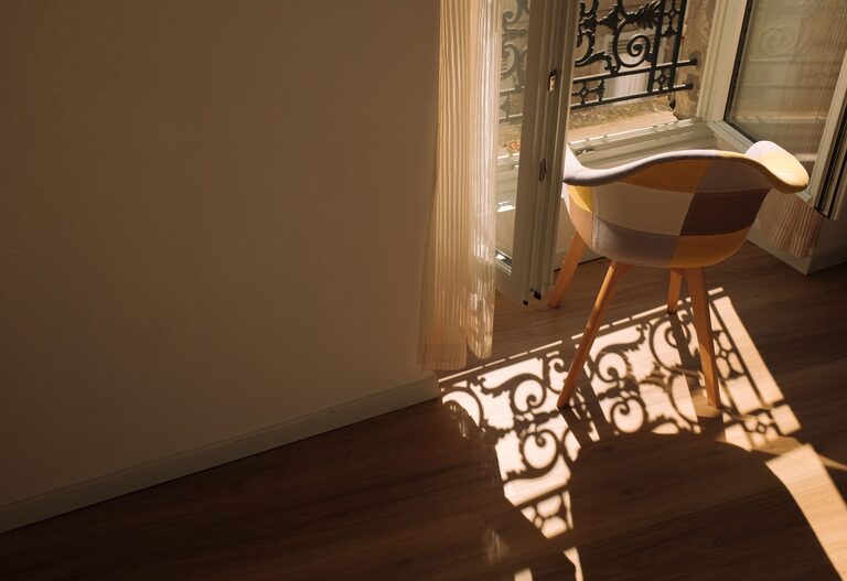 Quick Ideas to Brighten a Dark Room Effortlessly
